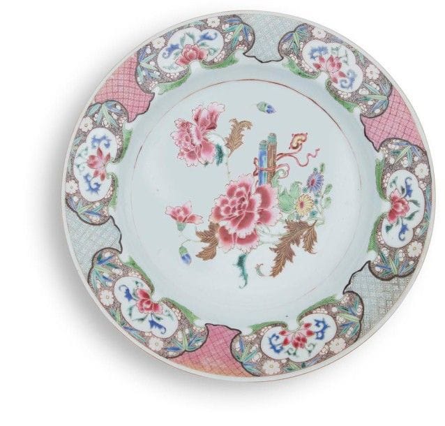 CHINE - Epoque QIANLONG (1736 - 1795)

Plat rond en porcelaine blanche décorée en émaux polychromes de la famille rose de rouleaux et pivoines. Bordure décorée de médaillons de fleurs sur fond de résille et motifs géométriques.
(Fêlure).
D.: 35 cm