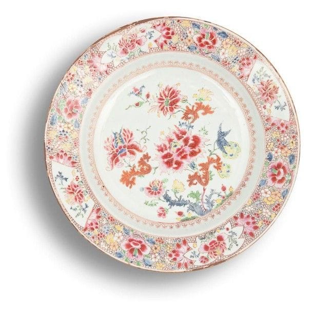 CHINE - Epoque QIANLONG (1736 - 1795)

Plat rond en porcelaine blanche décorée en émaux polychromes de la famille rose de pivoines dans leur feuillage.
(Fêlures).
D.: 34,6 cm