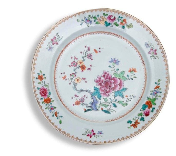 CHINE - Epoque QIANLONG (1736 - 1795)

Plat rond en porcelaine décoré en émaux de la famille rose de pivoines et d?une branche de prunier en fleur au centre, de citrons digités, grenades et fleurs sur l?aile.
D.: 37,5 cm