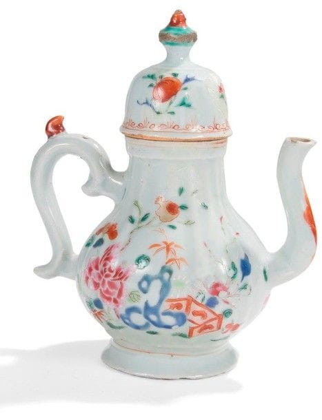 CHINE - Epoque QIANLONG (1736 - 1795)

Verseuse en porcelaine décorée en émaux polychromes de la famille rose de rochers percés et pivoines.
(Égrenures à la prise du couvercle).
H.: 19,5 cm