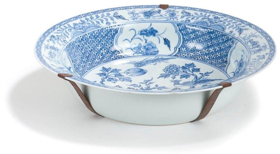 CHINE - Epoque QIANLONG (1736 - 1795)

Bassin rond en en porcelaine bleu blanc à décor d?un couple de faisans parmi les branchages et les pivoines, la bordure à décor de médaillons de fleurs et de motifs géométriques.
(éclats au revers).
D.: 30 cm
