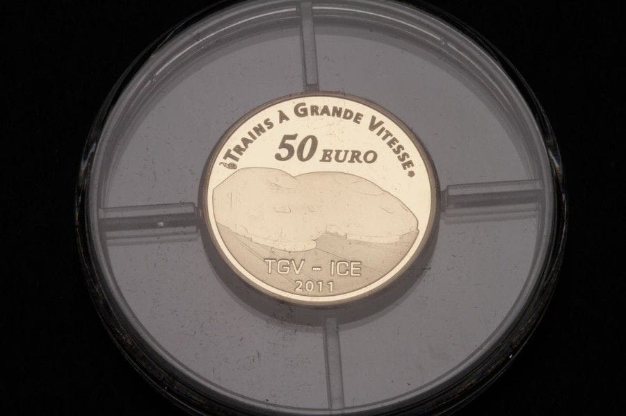 1 Pièce  de 50 euros en or BE 2011 Metz-TGV. Or 920/1000. Diam: 22 mm, 8,45g. Tirage à 1000 ex. Certificat, boitier. Etat neuf.