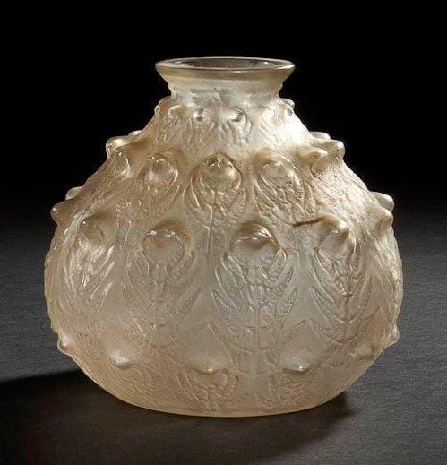 RENE LALIQUE (1860-1945)

Fougères, modèle créé en 1912, non repris après 1947
Vase.
Épreuve en verre soufflé-moulé et patiné (Réf. Marcilhac 923). Une infime égrenure en pourtour du col. Signé LALIQUE en lettres cursives, à la pointe, sur le col. Un petit éclat au col et salissures. H. 16 cm