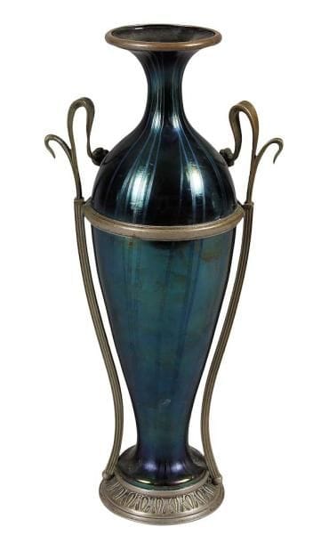 Dans le goût de Loetz

Vase en verre irisé à monture en bronze argenté. Infime éclat au col sous la monture. H. 38 cm