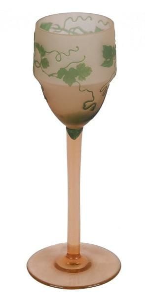 VERRE À PIED en verre dégagé à l'acide au décor tournant dégagé à l'acide de vigne vierge. H. 21 cm
