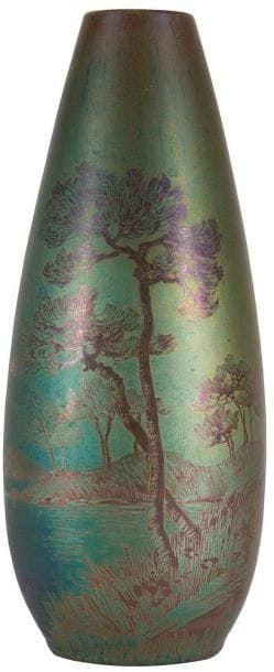 Jean GAZIELLO (1891-1957) à Vallauris

Vase obus en céramique irisée au décor d'un paysage de bord de mer animé de deux voiliers. Signé et situé vers la base. H. 18,5 cm