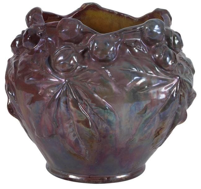 Louis MAJORELLE (1859-1926) & Céramique de RAMBERVILLERS

Important cache-pot à décor en haut-relief de branches de marronnier. Épreuve en céramique émaillée et irisée. Cheveu vers la base.
H. 29 cm - D. 34 cm