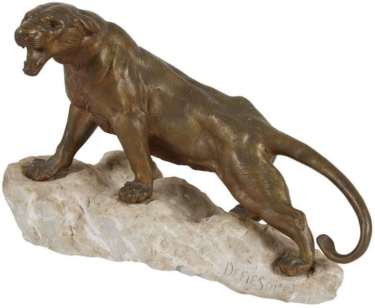Nino DE FIESOLE (XIXe-XXe)

Lionne rugissant
Bronze doré. Terrasse en pierre sculptée. 31 x 48 x 17 cm