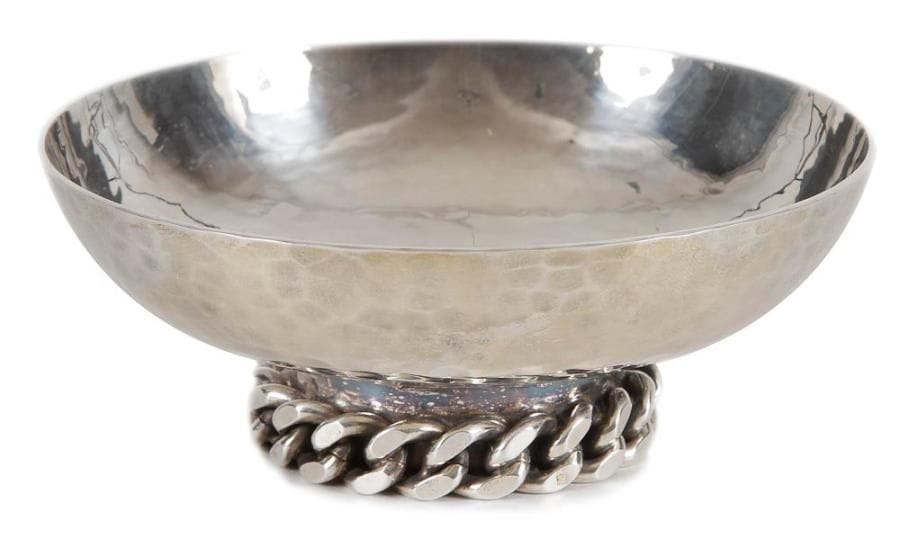 Jean DESPRES (1889-1980)

Coupe circulaire sur talon en métal argenté. Base ornée d'une gourmette tournante à maillons plats. Vendue dans son emboîtage d'origine avec la carte de visite de l'artiste. Signée J. DESPRÉS à la pointe sous la base. D. 11 cm