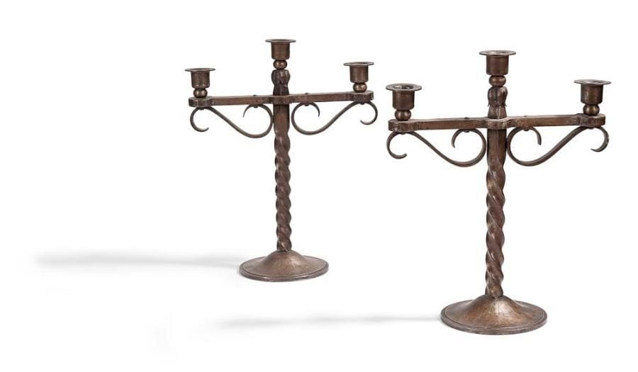 Charles PIGUET

Paire de bougeoirs en métal à trois bras de lumière. Monogrammés