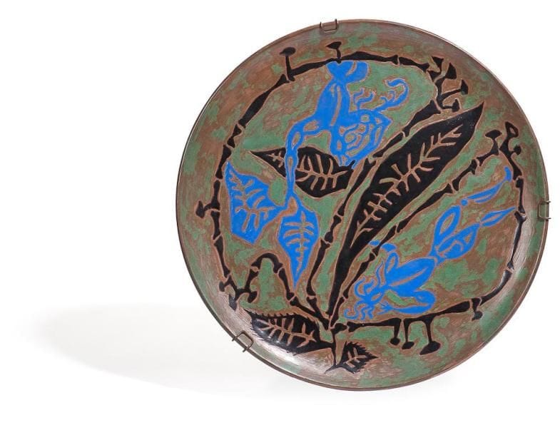 Jean LURÇAT (1892-1966)

Personnage bleu au pot de fleurs, 1959
Plat circulaire sur talon Épreuve en céramique émaillée polychrome Infimes sauts d'émail en pourtour Signé et daté J. LURÇAT 1959 au revers. D. 40 cm