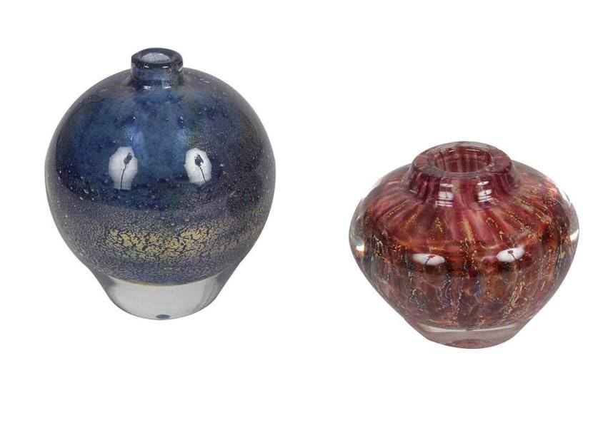Jean-Claude NOVARO (1943-2014)

Lot de deux vases ovoïdes en verre soufflé et paillons dorés. Signés. H. 13 & 9 cm