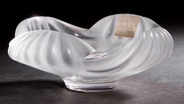 Maison LALIQUE

Aruba
Cendrier en cristal moulé-pressé et, en partie, satiné. Vendu dans son coffret d'origine. Signé LALIQUE ® France en lettres cursives à la pointe au revers. H. 17 cm