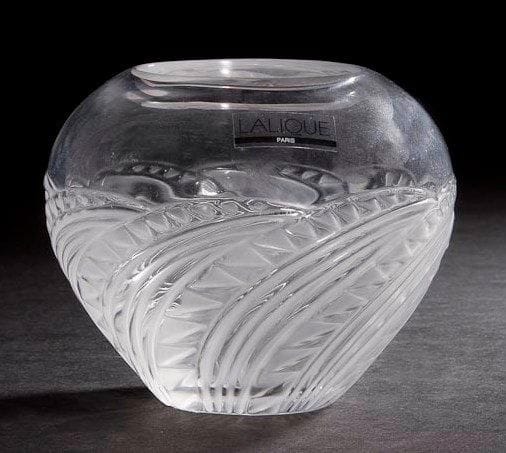 MAISON LALIQUE d'après un modèle de Marie-Claude LALIQUE (1935-2003)

Zagora, modèle créé en 1989
Vase en cristal moulé-pressé et, en partie, satiné. Vendu dans son coffret d'origine. Signé LALIQUE ® France en lettres cursives, à la pointe, sous la base. H. 9 cm