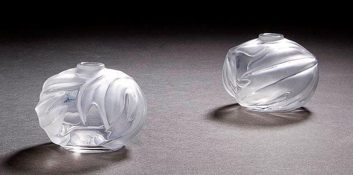 MAISON LALIQUE d'après un modèle de Marie-Claude LALIQUE (1935-2003)

Royal palm, modèle créé en 1992
Paire de vases soliflores en cristal soufflé-moulé et, en partie, satiné. Vendue dans son coffret d'origine. Chaque vase signé LALIQUE ® France en lettres cursives, à la pointe, au revers. H. 5,5 cm