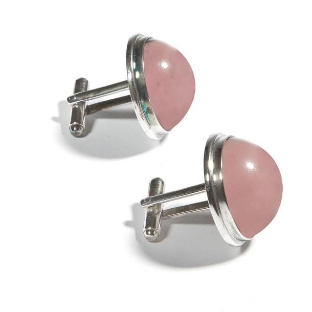 MAISON LALIQUE d'après un modèle de Marie-Claude LALIQUE (1935-2003)

Cabochon, modèle créé en 1991
Paire de boutons de manchettes en cristal mauve et métal argenté. Vendue dans son coffret d'origine. Chaque bouton signé LALIQUE France au revers des platines. D. 2,5 cm