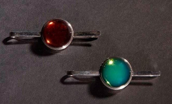 MAISON LALIQUE d'après un modèle de Marie-Claude LALIQUE (1935-2003)

Cabochon, modèle créé en 1991
Suite de deux pinces à cravate en cristal vert et vert bronze sur montures en métal argenté. Chaque pince signée LALIQUE France au revers des platines. L. 7,5 cm