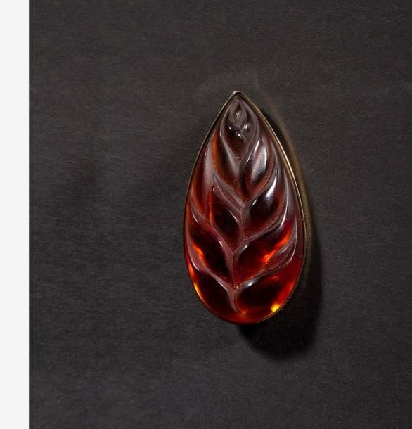 MAISON LALIQUE d'après un modèle de Marie-Claude LALIQUE (1935-2003)

Héliconia
Broche en cristal orange sur monture en métal doré. Signée LALIQUE France au revers de la platine. L. 5,5 cm