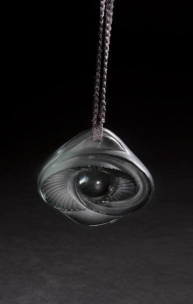 MAISON LALIQUE d'après un modèle de Marie-Claude LALIQUE (1935-2003)

Pendentif en cristal gris fumé moulé-pressé, avec son cordon d'origine. Vendu dans son coffret d'origine. Signé Lalique ® France en lettres cursives, à la pointe au revers. Dimensions: 5,5 x 6,3 cm
