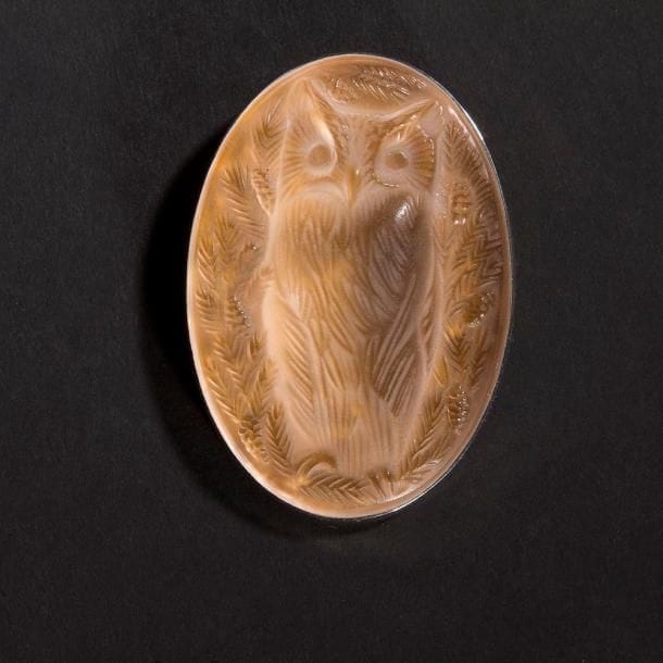 MAISON LALIQUE d'après un modèle de Marie-Claude LALIQUE (1935-2003)

Hibou
Broche en cristal moulé-pressé, achevé satiné, sur tain miroir saumon. Platine en métal argenté. Signée LALIQUE France au revers de la platine.
L. 6,5 cm