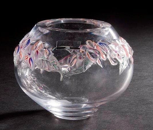 Maison LALIQUE

Glycine
Vase en cristal moulé-soufflé et, en partie, émaillé de rose, bleu, violet et vert. Vendu dans son coffret d'origine. Signé LALIQUE ® France en lettres cursives, à la pointe, sous la base. H. 10,5 cm
