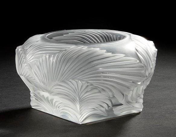 MAISON LALIQUE d'après un modèle de Marie-Claude LALIQUE (1935-2003)

Hutan, modèle créé en 1994
Vase en cristal moulé-pressé et satiné. Vendu dans son coffret d'origine. Signé LALIQUE ® France en lettres cursives, à la pointe, sous la base. H. 11,5 cm - D. 20 cm