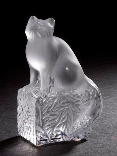 MAISON LALIQUE d'après un modèle de Marie-Claude LALIQUE (1935-2003)

Chat Dendourette, Dandour, Doucette, modèles créés en 1991
Sculptures en cristal moulé-pressé et, en partie, satiné. Vendues dans leur coffret d'origine. Signées LALIQUE ® France en lettres cursives, à la pointe, sous la base. H. 14 cm