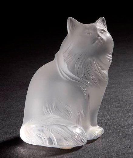 MAISON LALIQUE d'après un modèle de Marie-Claude LALIQUE (1935-2003)

Chat Heggie, modèle créé en 1995
Sculpture en cristal moulé-pressé et satiné (Réf. Catalogue Lalique 2012: 1179600). Signé LALIQUE ® France gravé sous la base. H. 8 cm