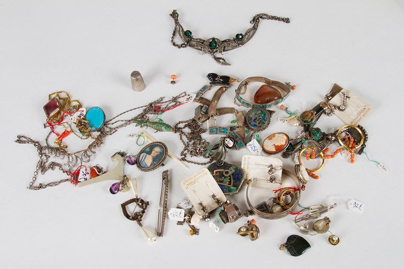 Lot de bijoux fantaisie et d'accessoires variés (fume-cigarette, épingle)