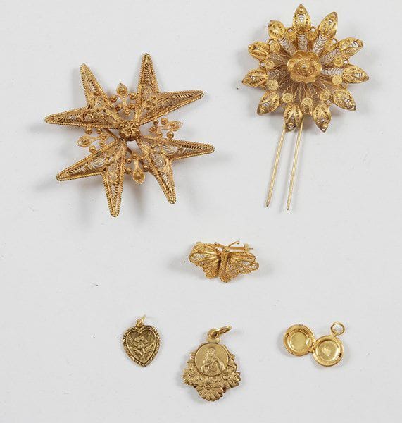 Lot de bijoux fantaisie en métal doré et une broche en vermeil.
Poids de la broche: 16,7 g