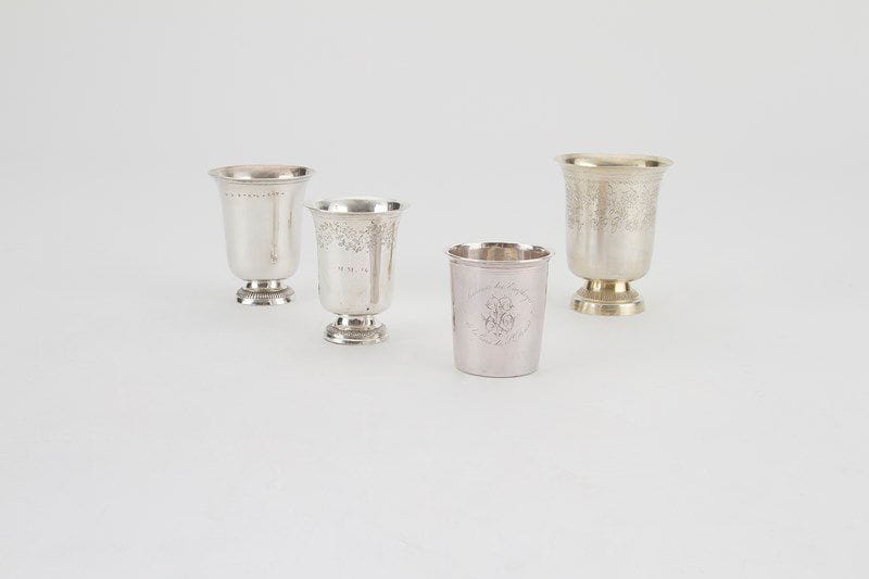 Timbale tulipe en argent reposant sur un piédouche à décor de palmettes, la coupe gravée MM14 et d'un décor fleuri dans sa partie supérieure, terminée par un double rang de filets.
PARIS 1809 - 1819. Orfèvre: Louis TASSIN. 
Poids: 105 g 
H.: 9,8 cm