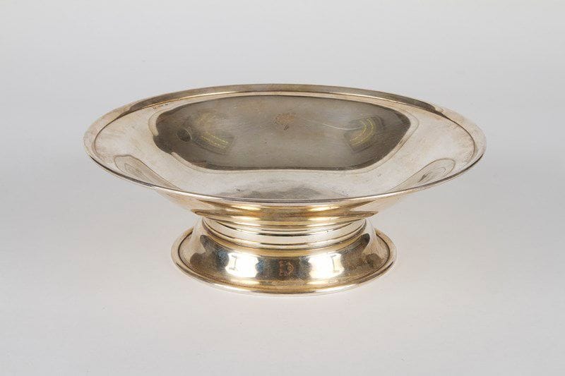 Coupe ronde en argent sur piédouche.
Poinçon minerve
Orfèvre: KELLER
Poids: 546 g 
D.: 24,6 cm 
H.: 8 cm