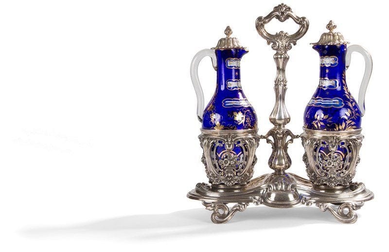 Huilier vinaigrier et deux carafes en verre et argent estampé. 
On y joint deux bouchons en argent.
Poinçon minerve.
Poids: 426,60 g