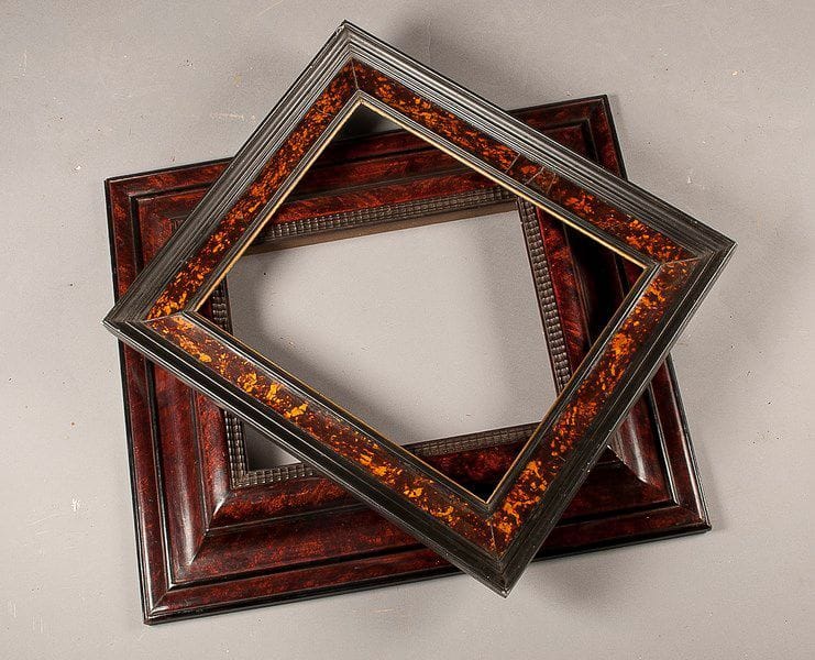Deux cadres de style flamand XVIIe.
L'un peint à l'imitation de l'écaille à bordures ondées, 
73 x 63 cm, vue: 43 x 33,5 cm
l'autre en écaille brune, simplement mouluré.
63 x 54 cm, vue: 47 x 38 cm