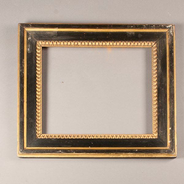 Cadre en bois noirci et doré, mouluré et sculpté de raies de coeurs.
Début du XIXe siècle
66,5 cm x 58 cm, vue: 40 cm x 49 cm
