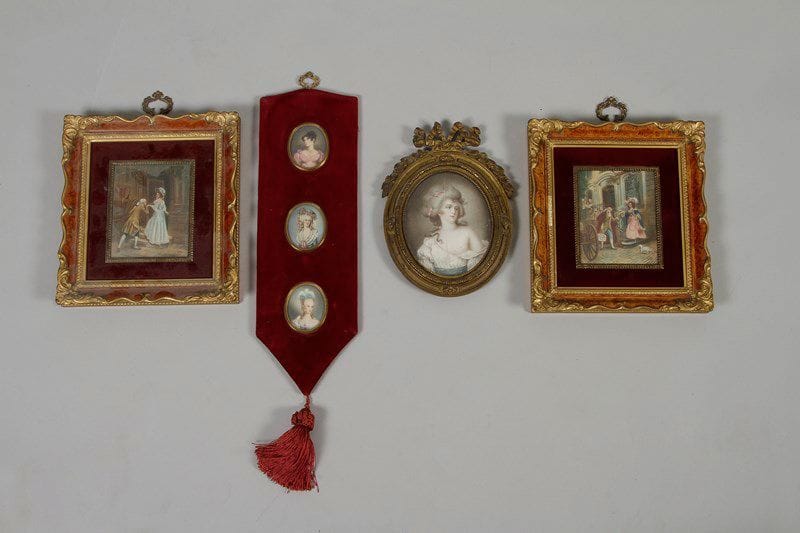 Collection de 6 miniatures sur ivoire ou ivoirine, 5 du XX siècle, 1 du XIXe siècle.
Le retour en carrosse, signé Silver, Le départ en carrosse, signé Valter, rect. 9,6 x 7,7 cm, cadres dorés, velours et imitation écaille 19,5 x 18 cm
La reine Marie-Antoinette signée «Martin», Femme en rose, signée «Martin», Marie-Antoinette signée «A. Funk», 3 miniatures ovales, H.: 4,6 cm, sur un présentoir en velours rouge (H.: 31 cm)
Femme au sein nu, miniature ovale du XIXe siècle, cassée, à vue 10,8 x 8,8 cm, beau cadre en bronze XIXe siècle, ovale 18,5 x 13,2 cm