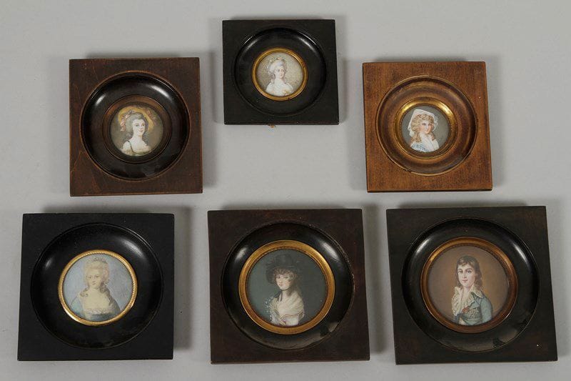 Collection de 6 miniatures sur ivoire ou ivoirine, XXe siècle.
Le Dauphin Louis XVII, D.: 6,7 cm, sur ivoirine
5 portraits de femmes, dont une dite «Mme de Beaumont», un signé: «Gil», un signé «Valmy» (?), un signé «Janik», D.: 4 cm; 4,1 cm; 4,4 cm; 5,5 cm; 6,5 cm