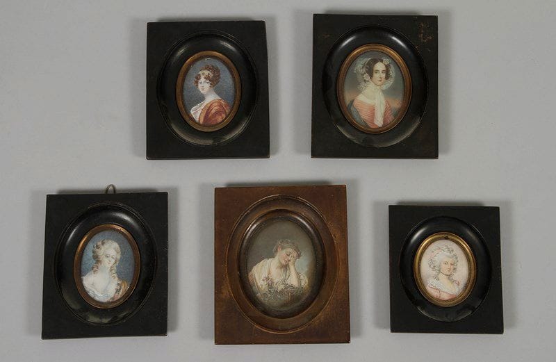 Collection de 5 miniatures ovales sur ivoire ou ivoirine, XXe siècle.
- La Cruche cassée, d'après Greuze, Signée «Andran», finement peinte, H.: 9 cm
- Quatre portraits de femmes, dont une signée «Dupré», H.: 8,2 cm, une signée Lenglet 
H.: 6 cm, les deux autres H.: 8,2 cm et H.: 7,1 cm