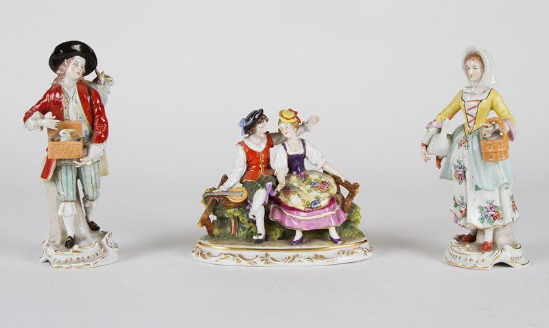 ALLEMAGNE, XIXe siècle

Couple galant et couple de bergers en porcelaine polychrome et or.
Petits manques.
H.: 14 cm - l.: 19 cm - L.: 20 cm