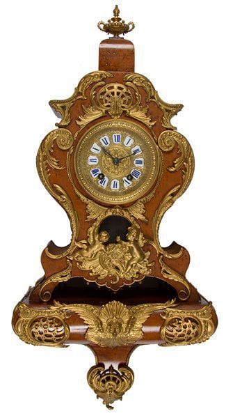 Petit cartel d'applique en loupe et métal doré de style Louis XV.
Vers 1900.
H.: 73 cm
