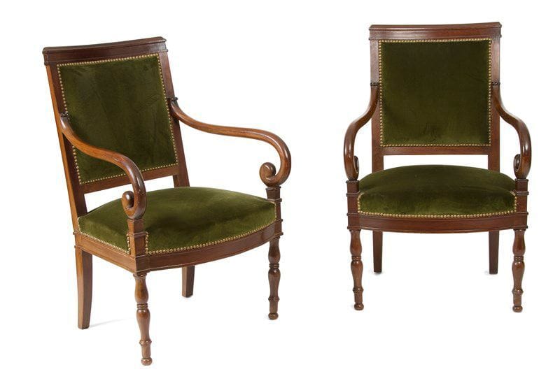Paire de fauteuils en acajou à dossier incurvé; les accotoirs à crosse; reposant sur des pieds en balustre à l'avant.
Style Restauration.
H.: 91 cm - L.: 59 cm