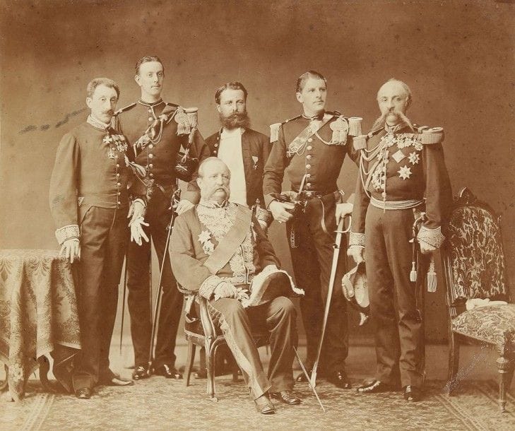 I. G. DIAGOVTCHENKO (1835 - 1887)

Moscou, 1883. Tirage albuminé.
La délégation de Belgique pour le couronnement d'Alexandre III.
Annotée au dos. La plupart des personnages dont le général Nicaise, sont nommés.
32,5 x 38,5 cm (marges coupées). Ivan Grigorievitch Diagovtchenko (1835 ? 1887). Appelé le meilleur portraitiste de Moscou. Protégé d'Alexandre III, à partir de 1881 «Photographe de la Cour de Sa Majesté Impériale» 
Le général baron Alexandre-Guillaume Nicaise (1827-1902), aide de camp du roi était le représentant personnel du Léoplod II au couronnement d'Alexandre III. Il reçoit à cette occasion l'Aigle Blanc