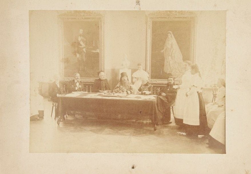 Cinq Épreuves albuminées, époque Alexandre III (1890 - 1894):
Institut Elisabeth de Moscou.
- Les jeunes filles dans la cour de l'Institut en hiver.
- Vue des jeunes filles au réfectoire.
- Les jeunes filles rassemblées dans une salle.
- Le corps enseignant de l'Institut.
- Sans doute, remise des attestations de fin d'études.
16,5 x 23 cm chaque (16,5 x 22,5 pour la dernière)