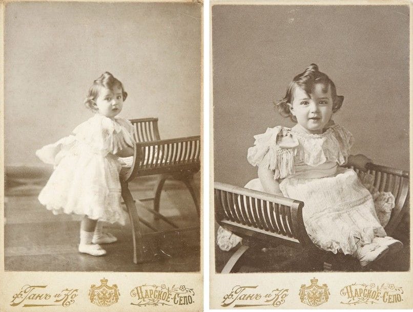 Deux Épreuves argentiques de C. F. de HAHN. Tzarskoe Selo:
Portraits photographiques du tsarévitch Alexis Nikolaevitch en mars 1906, à l'âge d'un an et 8 mois.
Annotées et datées au dos.
16,4 x 10,8 cm