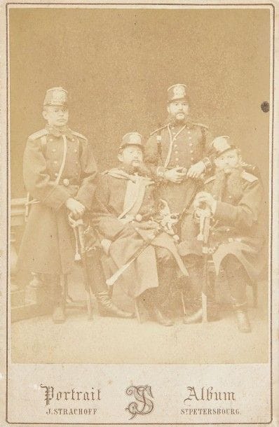 Deux Épreuves photographiques:
- Épreuve albuminée. Photographe J. Strachoff à Saint-Pétersbourg. Officiers de l'Équipage de la Garde, vers 1875. Tous les quatre portent le képi. Ils semblent porter le sac à dos modèle 1874.
16,6 x 10,8 cm
- Épreuve argentique. Atelier Rembrandt à Odessa. Annotée au dos prince Abamelek et L. Kozakevitch 12 avril 1903 Odessa. Il s'agit du prince Pavel Alexandrovitch Abamelek, (15.08.1885), juge de paix honoraire.
10,7 x 7 cm