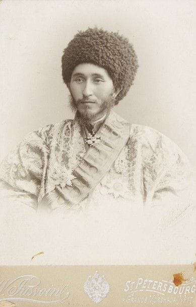 W. Iasvoine. Saint-Pétersbourg

Épreuve argentique. Asfandiar Khan (1871-1918) avant-dernier souverain du khanat de Khiva. Il porte les ordres de Saint Stanislas pour non chrétien au cou et de Sainte Anne en diamants au côté droit de la poitrine. Insigne au chiffre de Nicolas II au dessus de la plaque de Saint Stanislas. Marque à sec du photographe. Support coupé. 
12,3 x 9,3 cm