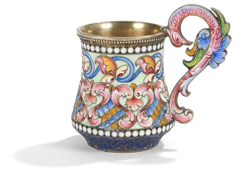 Petite tasse en vermeil et émail cloisonné:
Poinçons de titre 84, et de Moscou, 1899-1904. Pas de poinçon d'orfèvre visible.
Hauteur: 6,1 cm; Poids brut: 73,46 g