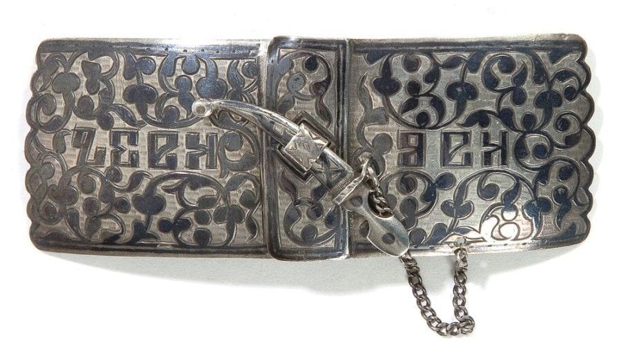 Boucle de ceinture en argent niellé: 
Poinçons: de titre 84, du district de contrôle du Don (1899-1908), orfèvre
Dimensions: 3,8 x 10 cm; Poids brut:38 g