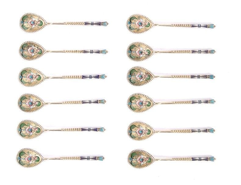 Série de 12 cuillères en vermeil et émail cloisonné.
Poinçons de titre 84, Moscou 1899-1908 et d'orfèvre (Andreev Vassili Ivanovitch)
Longueur: 12,2 cm; Poids brut: 176,80 g