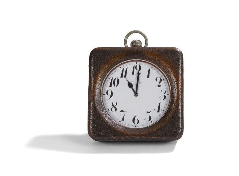 Horloge de fiacre en acier dans son étui en cuir de Paul Buhré.
L'horloge se présente comme une énorme montre de gousset.
Marquage de Paul Buhré et numéro 224072 (1909).
Diamètre de l'horloge: 14 cm; Dimensions de l'étui: 16,8 x 16,8 x 4,8 cm